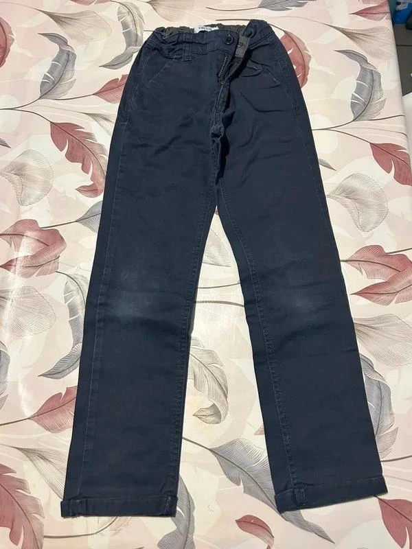 Pantalon 8 ans usé aux genoux